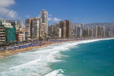 Benidorm, İspanya, yaz aylarında görünümünü