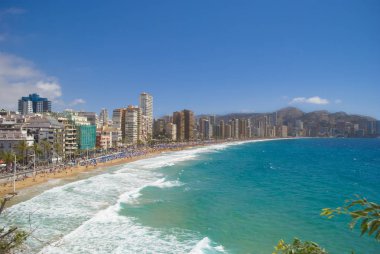 Benidorm, İspanya, yaz aylarında görünümünü