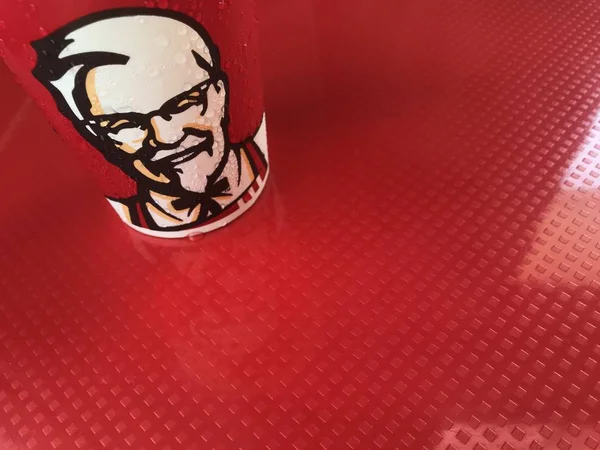 Phuket, Tayland - 26 Ocak 2018: Kfc fast food Restoran, Phuket, Tayland, Thailand içinde hizmet veren içecek kağıt bardak