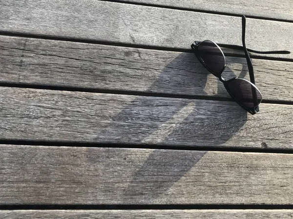 Zonnebril Zijn Schaduw Schijnen Natuurlijke Kleur Houten Bankje Met Kopieer — Stockfoto