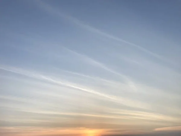 Mooie Blauwe Hemel Met Witte Lijn Wolken Vreedzame Zonsondergang — Stockfoto