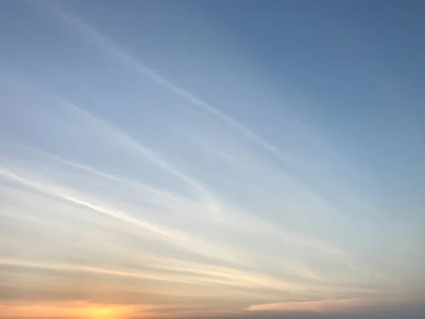 Luz do pôr-do-sol de ouro com céu crepúsculo azul — Fotografia de Stock