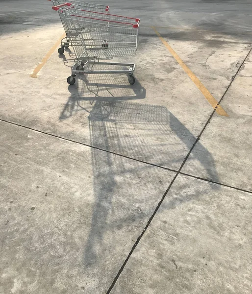 Dos carritos de compras a la izquierda en el estacionamiento al aire libre —  Fotos de Stock