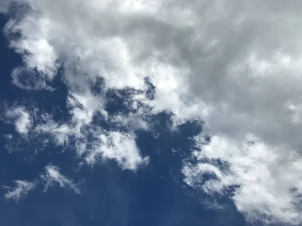 Gris tormenta llovizna nubes nubladas y blancas con dramático cielo azul brillante —  Fotos de Stock