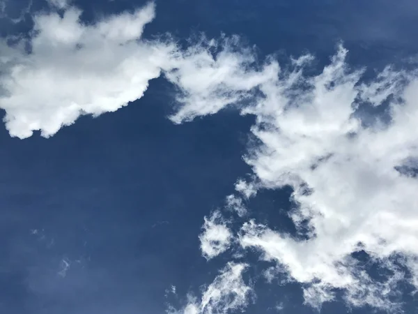 Increíbles nubes esponjosas con dramático cielo azul brillante —  Fotos de Stock