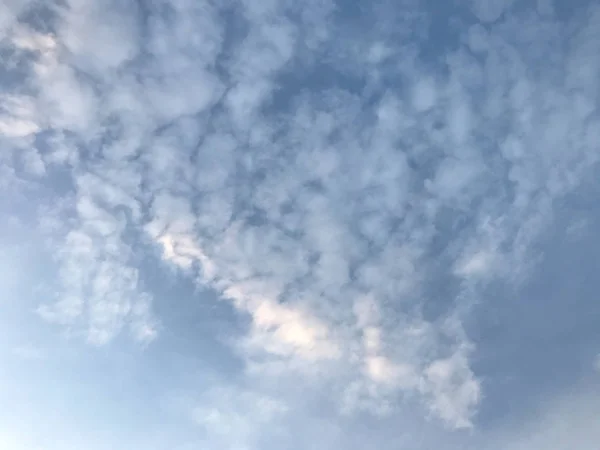 Increíbles nubes esponjosas parecen algodón con cielo azul pálido —  Fotos de Stock