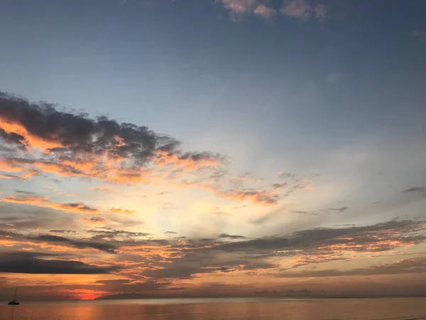 Tramonto cielo crepuscolo e oceano con uno yacht nel mare — Foto Stock