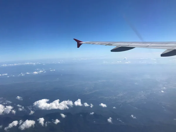 Ala Del Avión Medio Del Cielo Azul Brillante Con Nubes — Foto de Stock