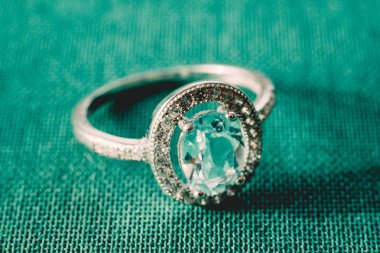 Elmas yüzük. Topaz ile elmas yüzük. Bir hediye için fikir.