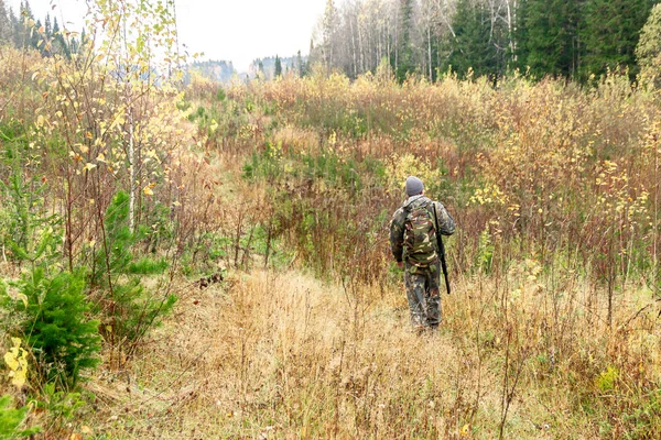 Hunter poacher in camouflage hunts down prey — Stock Photo, Image