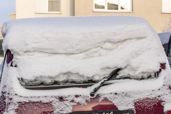 Janela traseira do carro coberto com uma grande camada de neve, carro coberto com neve — Fotografia de Stock