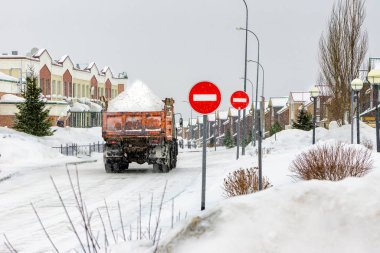 Resmi garaj yollarında kar ve kamyon kaldırma ve yasaklama işaretleri var.