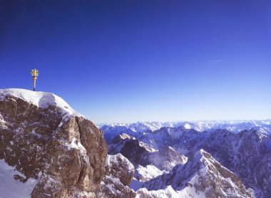 Zugspitze zirveye işaret Almanya