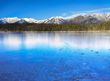 Zugspitze yakınlarındaki Eibsee Gölü, Bayern