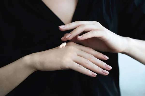 A drop of cream on female hands. close-up. — Stock Photo, Image