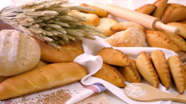 Bröd och bakverk Stort sortiment Nybakat och krispigt Närbild — Stockvideo