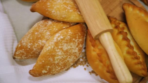 Pane e prodotti da forno Grande assortimento fresco al forno e croccante Primo piano — Video Stock