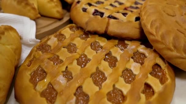 Хлеб и хлебобулочные изделия Большой ассортимент свежая выпечка и хрустящий крупным планом — стоковое видео