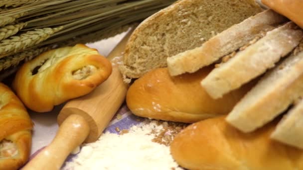 Panes y productos horneados Gran surtido horneado fresco y crujiente de cerca — Vídeo de stock