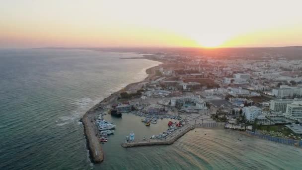 Letecký pohled na molo v Summer Seaside City - filmový záběr během západu slunce — Stock video