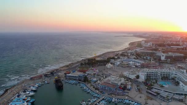 Antenne Udsigt over Pier i Summer Seaside City - Filmisk solnedgang – Stock-video