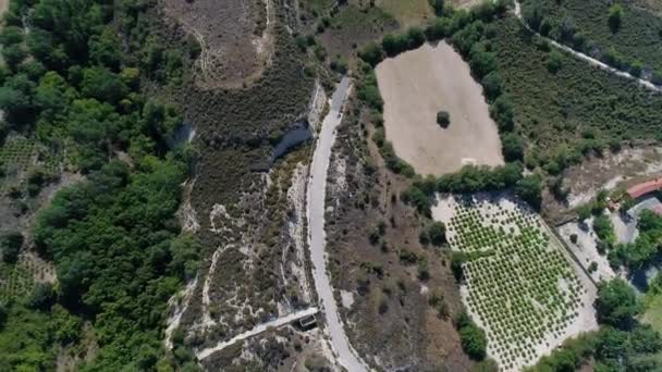 Aérea - Montaña Verde Granjas y pueblos europeos Paisaje — Vídeos de Stock