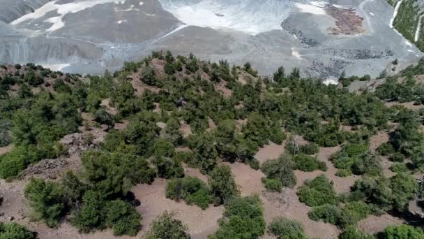 산속의 돌 캐니언 위를 날고 있는 비행기 — 비디오