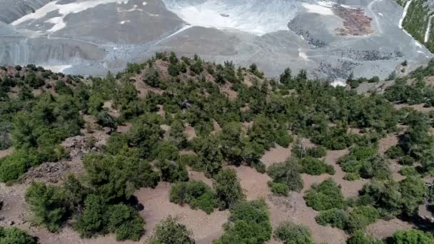 Vliegen over een steengroeve Canyon in de bergen — Stockvideo