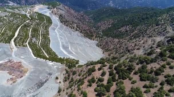 Survoler un canyon de carrière de pierre dans les montagnes 