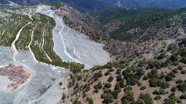 Πετώντας πάνω από ένα πέτρινο φαράγγι Quarry στα βουνά — Αρχείο Βίντεο