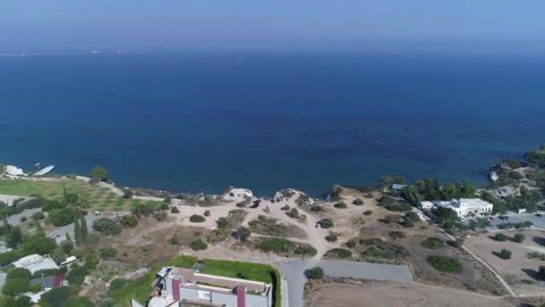 Повітряний вид на береги моря в літньому морському узбережжі — стокове відео