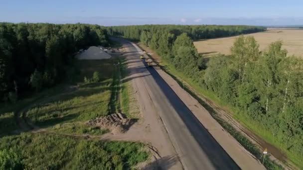 Wegenwals doet reparatie en bestrating van de weg bedrag van de velden — Stockvideo