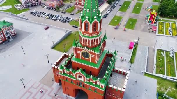 Volando por encima del Kremlin en la pequeña ciudad verde - Drone Footage — Vídeo de stock