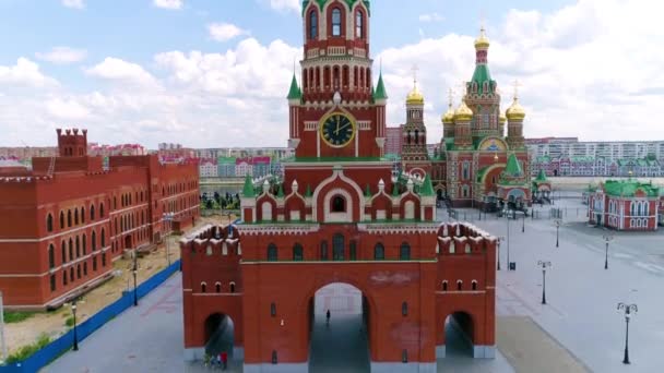 Volando por encima del Kremlin en la pequeña ciudad verde - Drone Footage — Vídeos de Stock