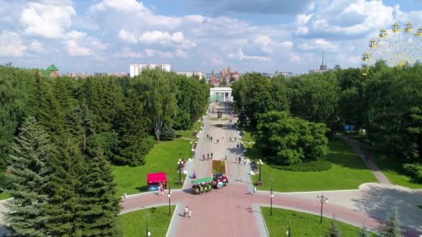 Praça da cidade no parque no verão dia nublado - Filmagem Drone — Vídeo de Stock