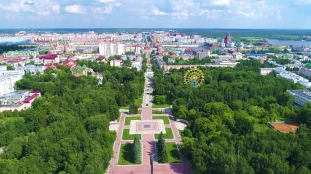 Praça da cidade no parque no verão dia nublado - Filmagem Drone — Vídeo de Stock