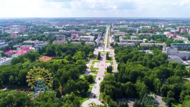 Praça da cidade no parque no verão dia nublado - Filmagem Drone — Vídeo de Stock