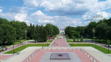 Kasaba meydanı yazın bulutlu bir günde parkın içinde.