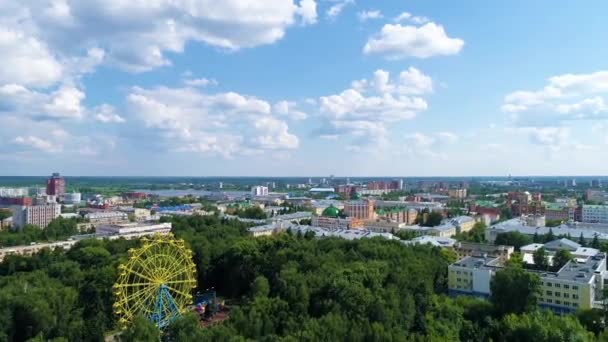 Praça da cidade no parque no verão dia nublado - Filmagem Drone — Vídeo de Stock
