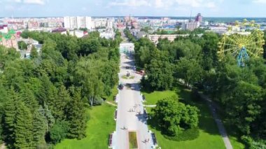 Kasaba meydanı yazın bulutlu bir günde parkın içinde.