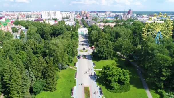 Plaza de la ciudad en el parque en verano día nublado - Drone Filmación — Vídeo de stock