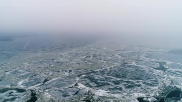 Deriva de hielo de primavera en el río en un día nublado - Colección de drones — Vídeo de stock