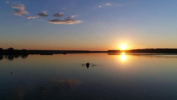 Gente en el bote de remos. Puesta de sol en un lago o río - Imágenes de drones — Vídeos de Stock