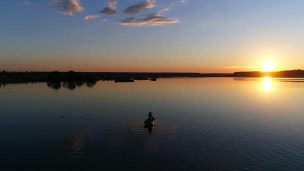 Pessoas no Barco de Remo. Pôr do sol em um lago ou rio - Filmagem de drones — Vídeo de Stock