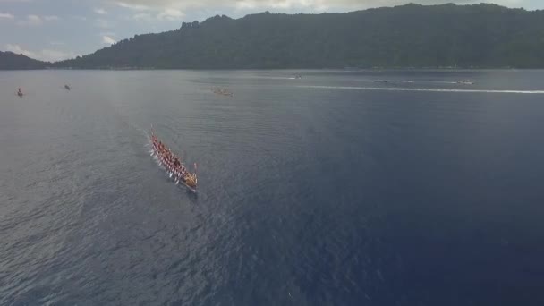 Vue aérienne du bateau typique des îles de Banda pendant le festival Cora-Cora, Banda Neira,, Indonésie — Video
