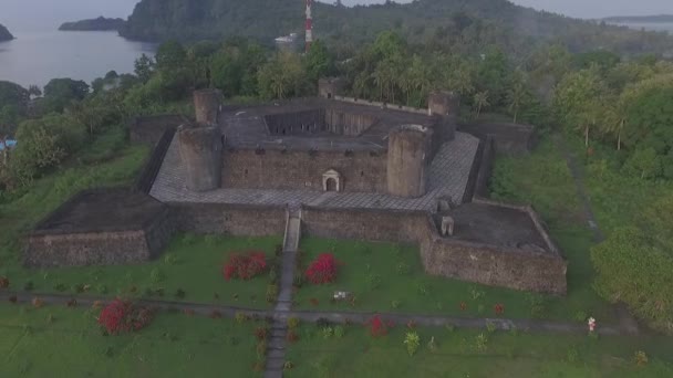 Vista aérea do forte colonial Belgica em Banda Neira, Indonésia — Vídeo de Stock