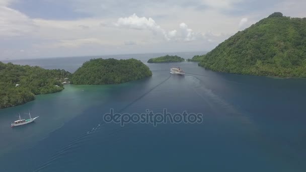 Tiro de Drone de Pelni grande nave deja islas tropicales de la Banda, Indonesia — Vídeo de stock