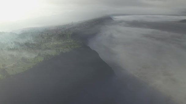 Tiro del dron matutino de la aldea de Cemoro Lawang en el cráter volcánico, Indonesia — Vídeos de Stock