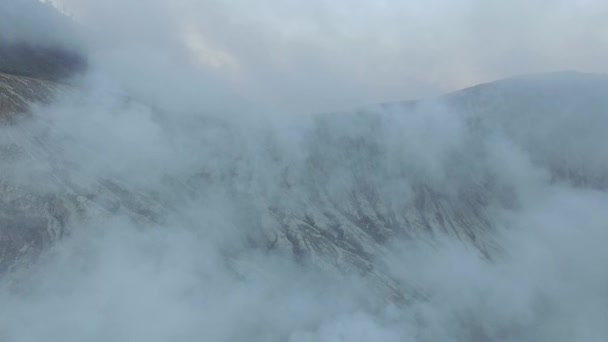 Drone disparó dentro del cráter volcánico cubierto de humo, Indonesia, Ijen — Vídeos de Stock