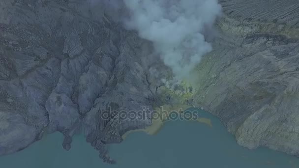 Снимок дрона внутри Идженского вулкана, обрамляющего горящую серу. Индонезия — стоковое видео